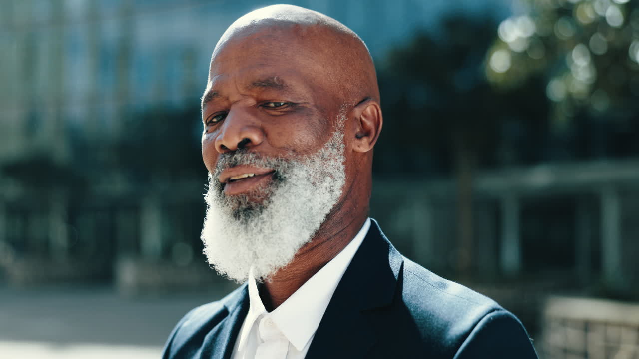 anciano, hombre de negocios y sonrisa en la cara al aire libre