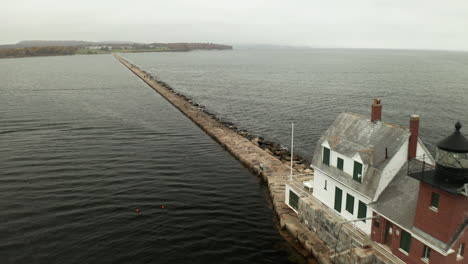 vuelo aéreo por imágenes de drones del faro en el rompeolas en rockland, maine, estados unidos