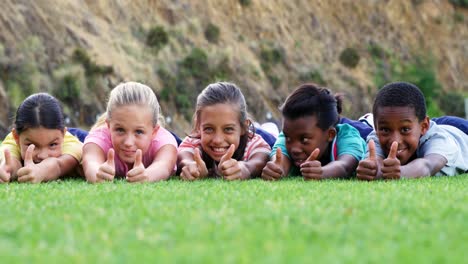 Schulkinder-Liegen-Auf-Dem-Spielplatz