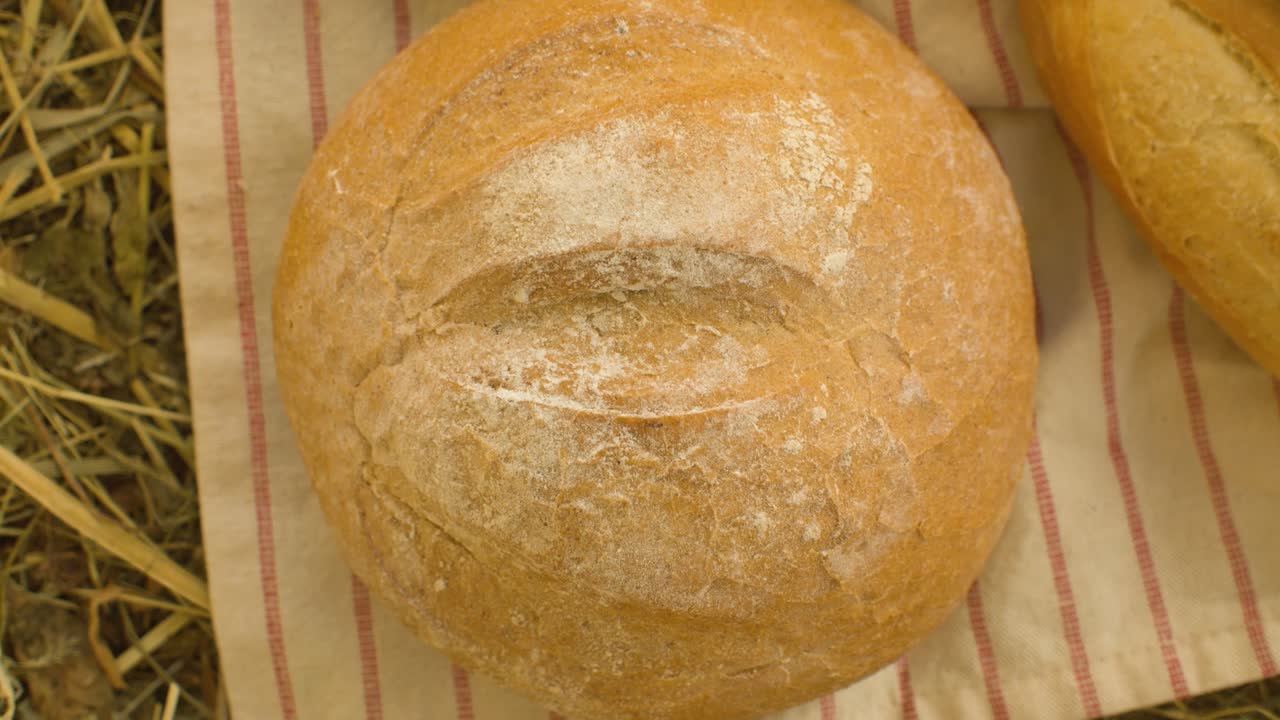 pan tradicional en una toalla