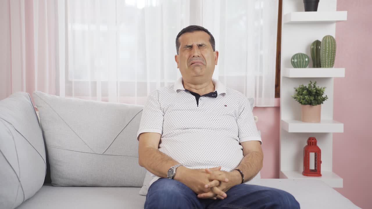 Uomo solo a casa che piange