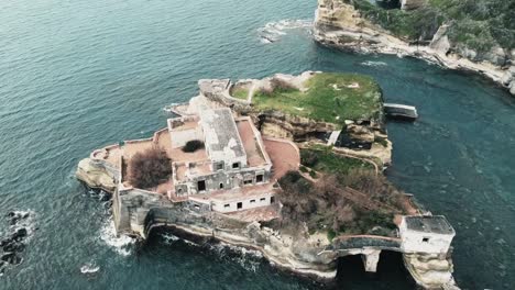 Die-Insel-Gaiola-Befindet-Sich-Im-Schönen-Teil-Von-Neapel-Namens-Posillipo,-Italien