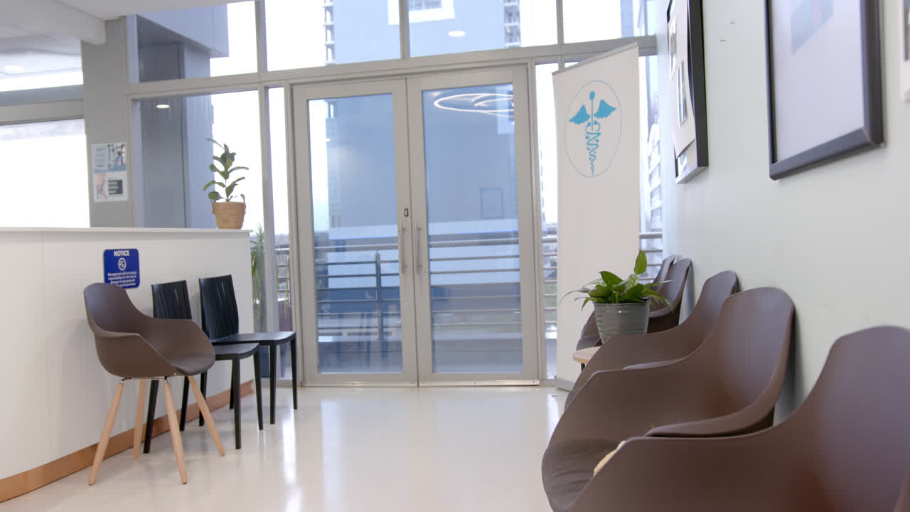 sala de espera en el hospital con espacio de copia, cámara lenta