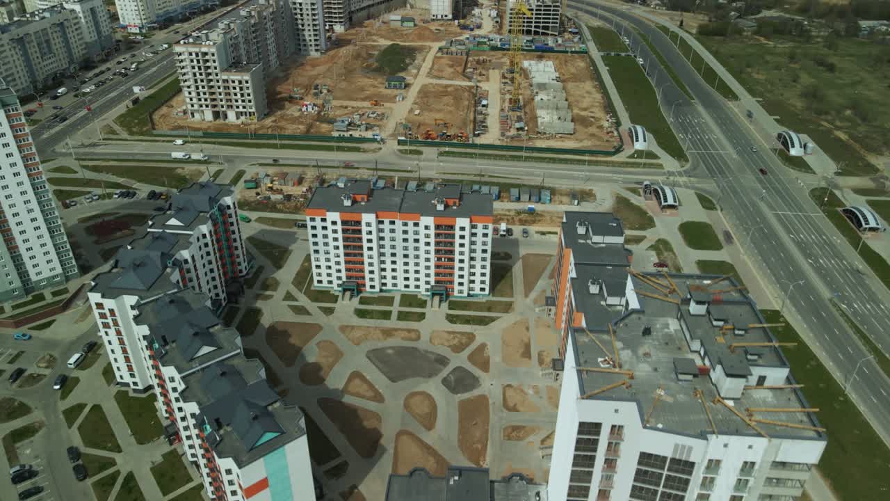 gran sitio de construcción. construcción de un moderno edificio residencial de varios pisos