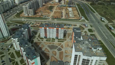 gran sitio de construcción. construcción de un moderno edificio residencial de varios pisos