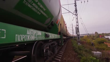 tren que transporta buques cisterna de petróleo