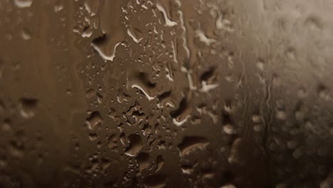 Regentröpfchenbeschaffenheit-Mit-Abstrakten-Formen-Des-Wassers-Auf-Fensterglas,-Das-Licht-Reflektiert