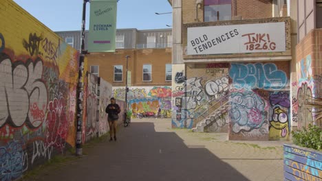 Arte-Callejero-Y-Graffiti-En-El-Exterior-De-Los-Edificios-En-Tendencias-Audaces-Proyecto-Comunitario-Peckham-Al-Sur-De-Londres,-Gran-Bretaña.