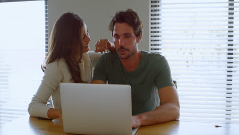 Pareja-Usando-Laptop-En-Casa-4k