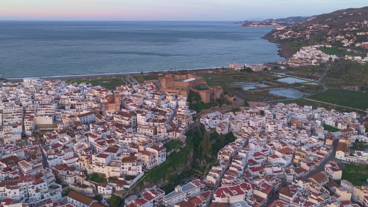 Luftfoto af Salobreña by og borg i Andalusien, Spanien
