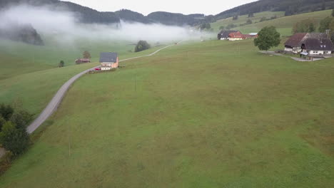 Morgennebel-Hängt-Tief-Im-Malerischen-Grünen-Landwirtschaftstal-In-Europa,-Luftaufnahme