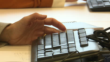 las manos escribiendo en un teclado