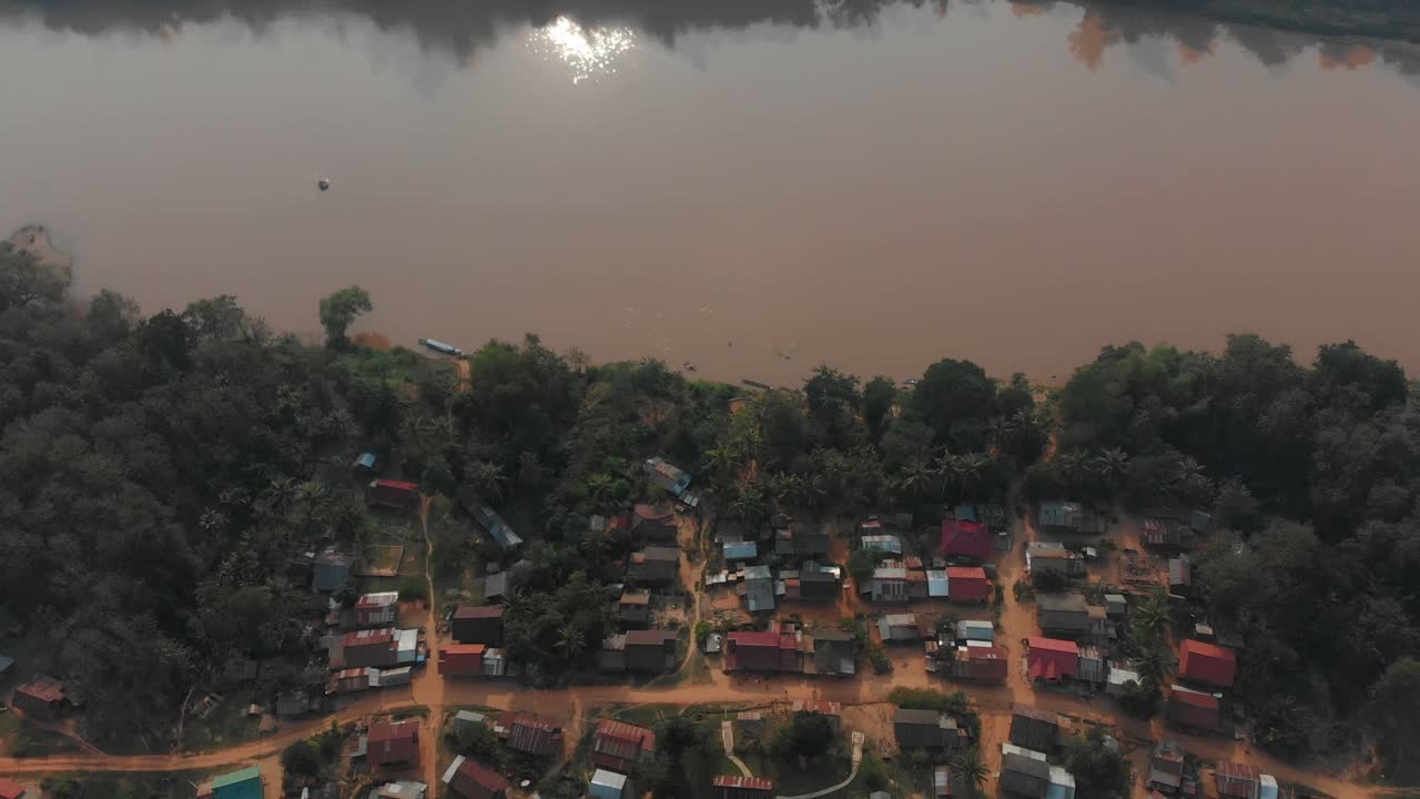Abitanti locali su una strada polverosa vicino al fiume Ou, Luang Prabang, Laos