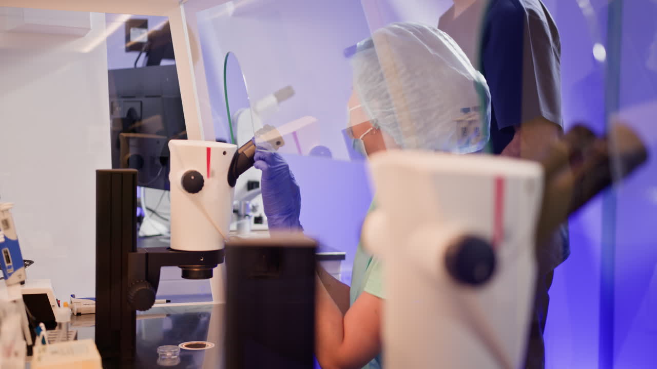 científico usando un microscopio en un laboratorio