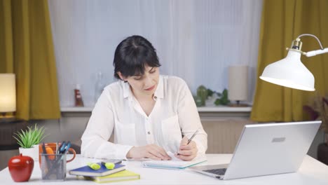 La-Estudiante-Con-Un-Problema-De-Tiempo-Es-Quisquillosa.