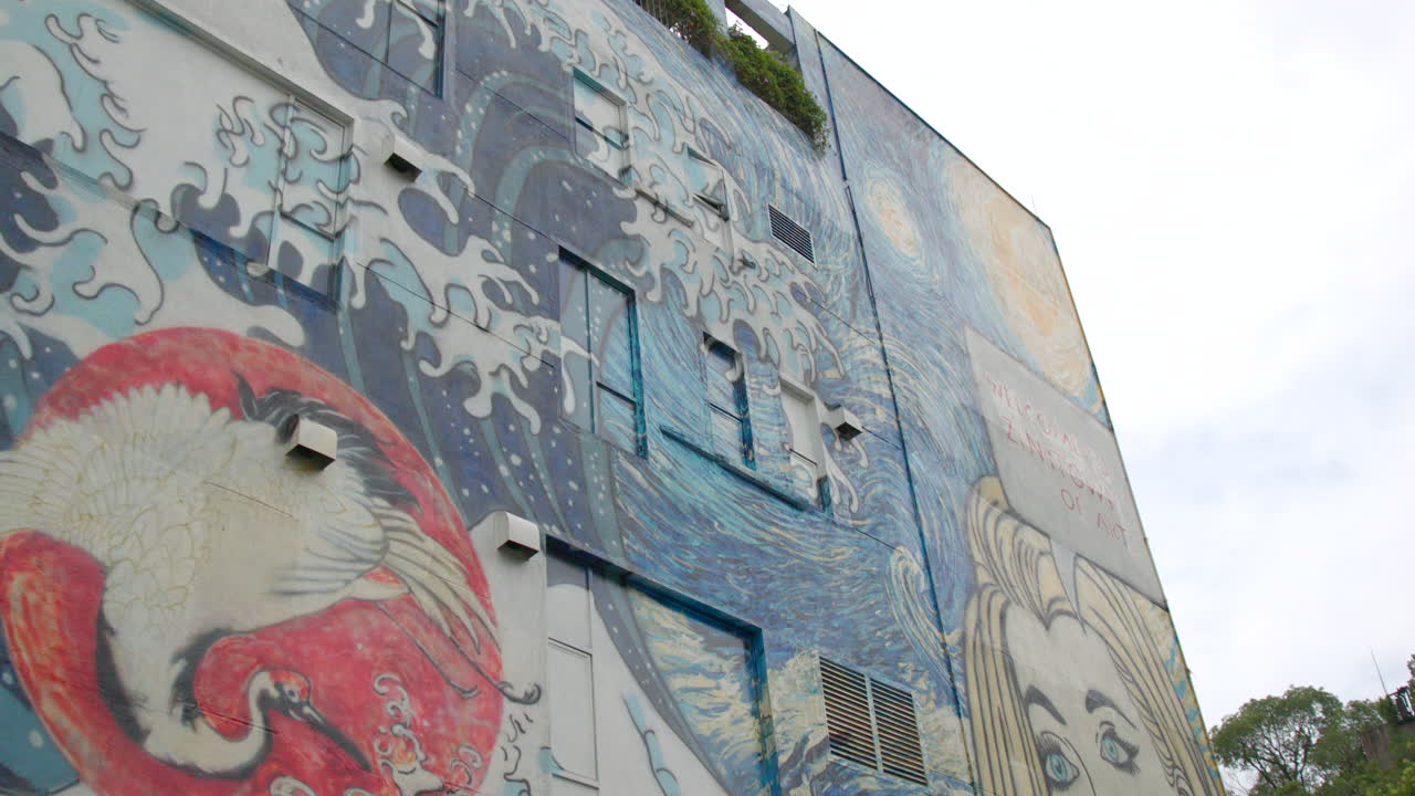 강가에 있는 오래된 설탕 공장 샷 - canon c70 dci 4k 50fps c-log