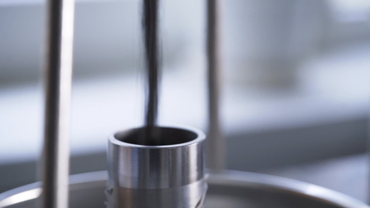 산업 프로세스: 컨테이너에 재료를 부어 넣는 것