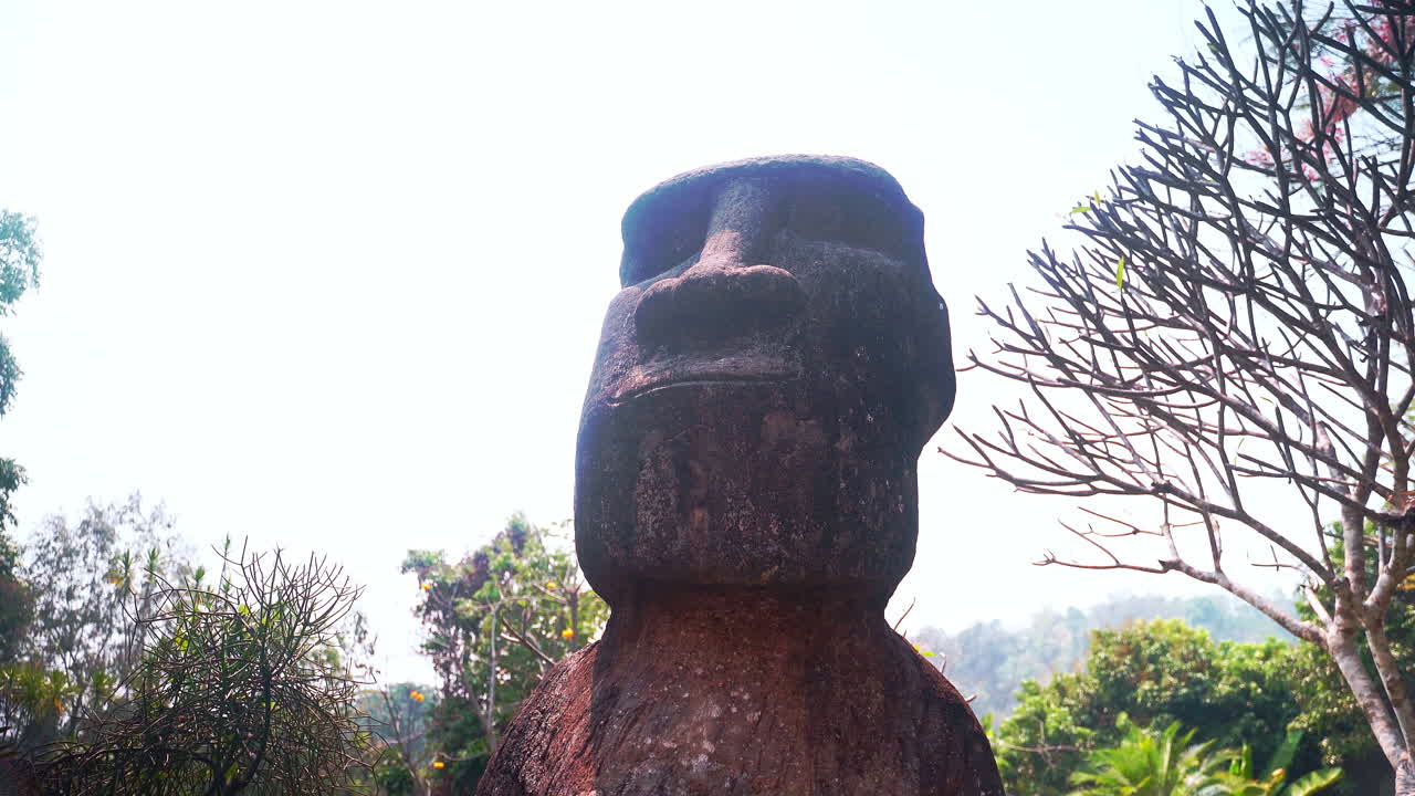 Replica di statua Moai dall'Isola di Pasqua in un giardino tropicale, Thailandia