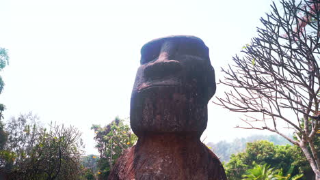 Réplica-De-La-Estatua-Moai-De-La-Isla-De-Pascua-En-El-Jardín-Tropical,-Tailandia