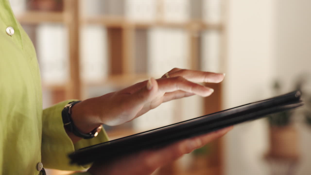 여성, 손과 태블릿  ⁇ 에서 타이핑