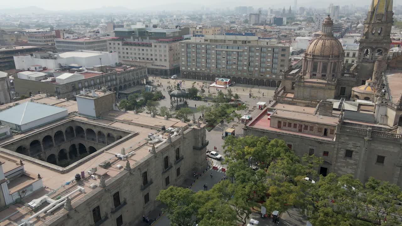 Drone Voa Entre as Agulhas da Catedral de Guadalajara no México
