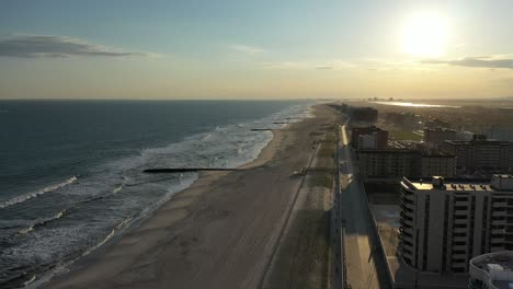 Una-Toma-Aérea-Sobre-Una-Playa-Vacía-Durante-Una-Puesta-De-Sol-Dorada