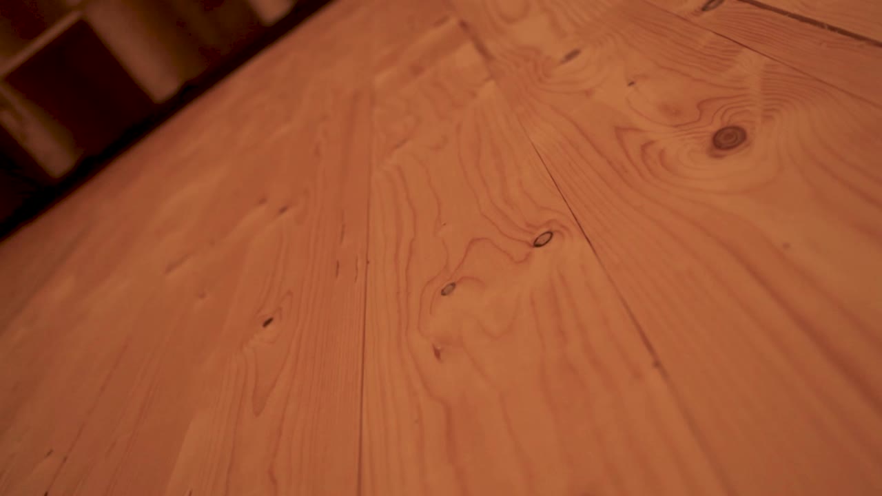 tablas de suelo de madera de tonos cálidos con un fondo de enfoque suave y patrones naturales