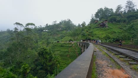 puente de nueve arcos, sri lanka - vías de tren y montañas exuberantes