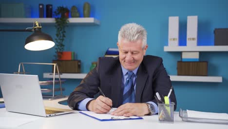 Cheerful-businessman-working-out-by-dancing.