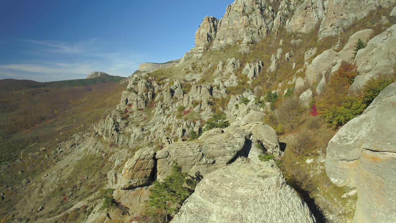 paisaje de montaña con colores de otoño