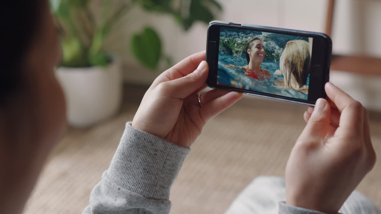 mujer joven chateando en video usando un teléfono inteligente amigos felices de vacaciones en italia nadando compartiendo experiencia de viaje divirtiéndose en vacaciones comunicándose con el teléfono móvil