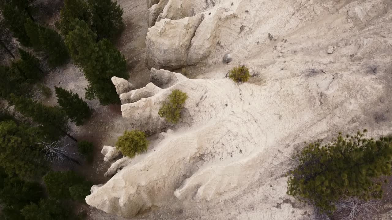 volando sobre hoodoos, los acantilados de arenisca en una mañana nublada