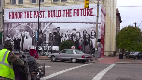 un letrero en selma alabama implora a los afroamericanos que honren el pasado y construyan el futuro