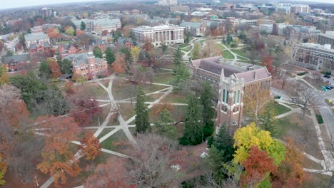 Beaumont-Tower-An-Der-Michigan-State-University-Mit-Drohnenvideo,-Das-Sich-Aus-Nächster-Nähe-Vorwärts-Bewegt