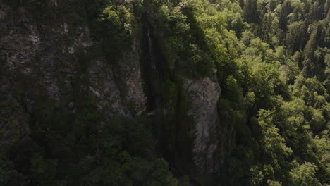 Acantilados-Escarpados-Con-La-Montaña-Del-Río-Que-Fluye-En-El-Parque-Central-De-Borjomi,-Georgia