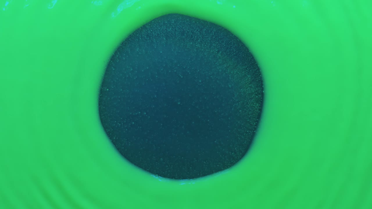 바람이 형광 페인트의 중앙으로 불어서 원 모양으로 불어 니다. 위쪽 뷰. 색상 추상적인 배경.