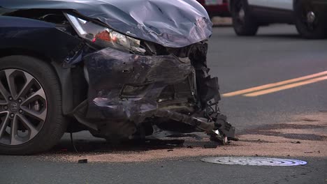 Crash-Front-End-Auto-Mit-Polizeilichtern-Eingeschlagen