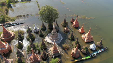 Sonnenlichtreflexion-Der-Stupas-Der-Taw-Mwe-Khaung-Pagode-Im-Shan-Staat-In-Der-Nähe-Des-Inle-Sees,-Myanmar-–-Seltene-Luftaufnahmen