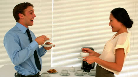 gente de negocios tomando café en la sala del personal