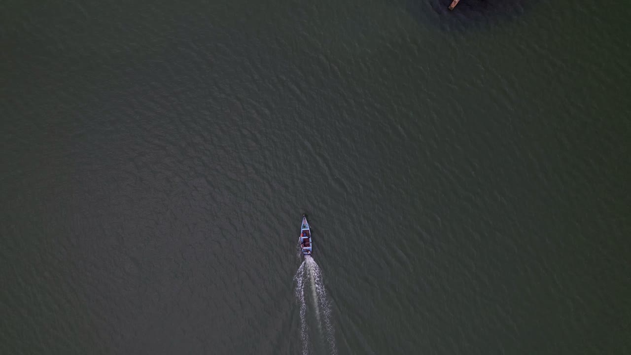 Ripresa drone di una barca da pesca in movimento dall'alto.