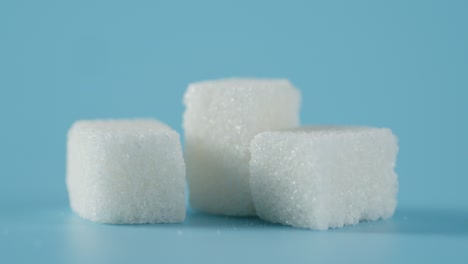 los cubos de azúcar blanco en la mesa giran.