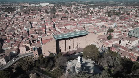 Zoom-Desde-El-Cielo-Sobre-El-Antiguo-Teatro-Naranja,-Con-Su-Escenario-Con-Suelo-De-Madera-Y-Sus-Gradas-Al-Aire-Libre.