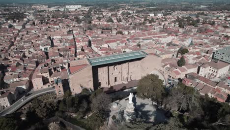 zoom desde el cielo en el antiguo teatro naranja, con su escenario de suelo de madera y sus gradas al aire libre