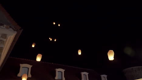 Himmelslaternen-Erhellen-Den-Nachthimmel-Während-Des-São-João-Festivals-In-Porto,-Portugal