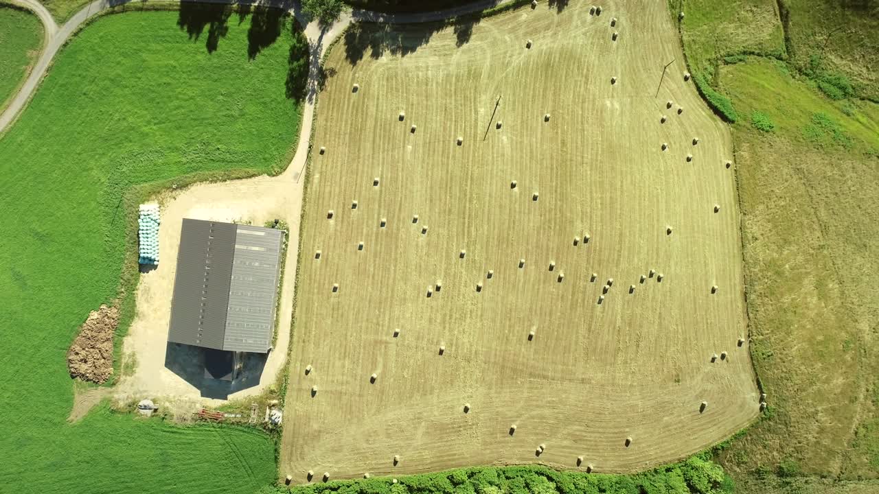 vista aérea del granero y las balas de paja.