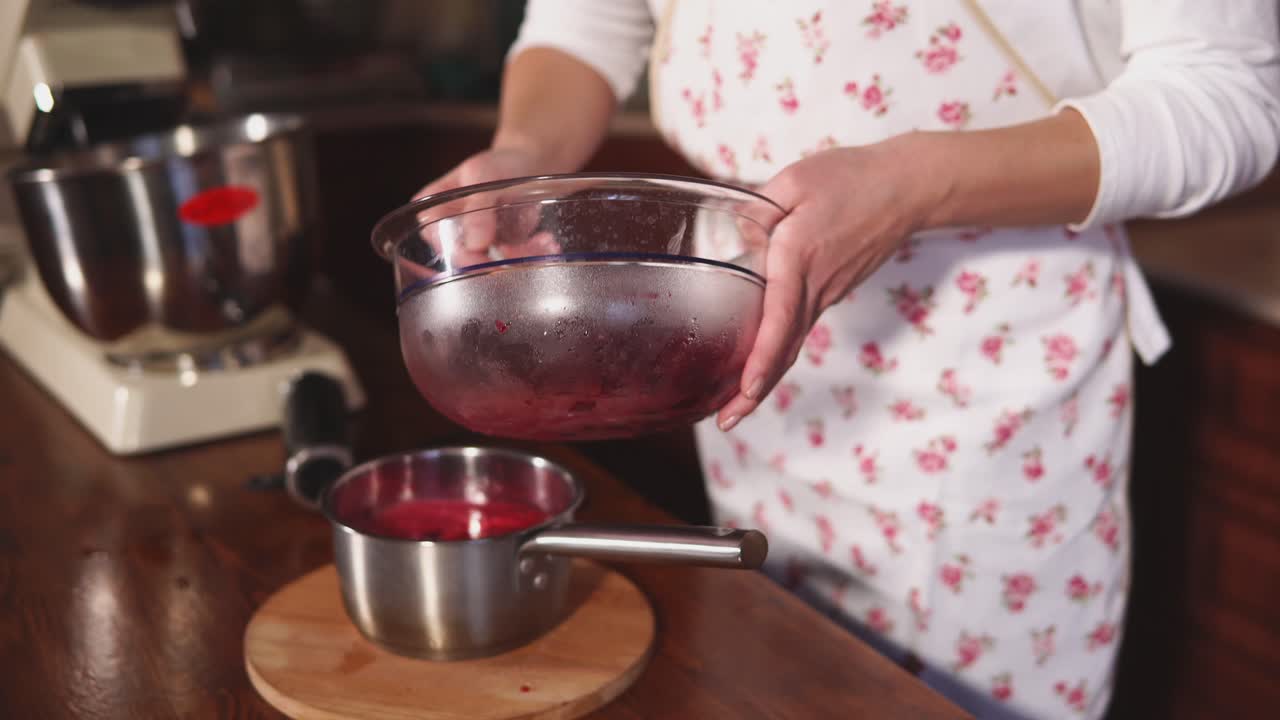 mujer haciendo mermelada de bayas
