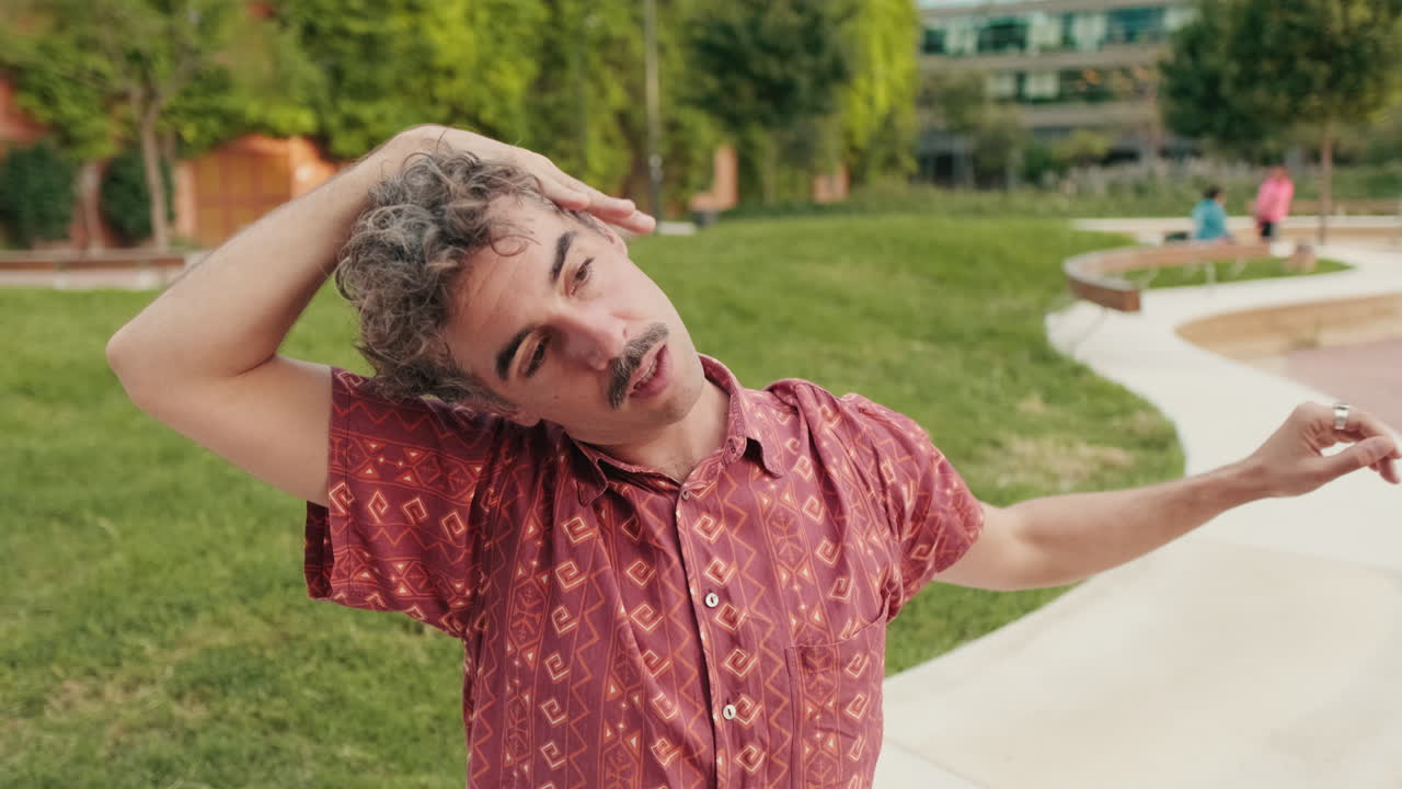 Jovem Alongando Pescoço e Ombros em um Parque