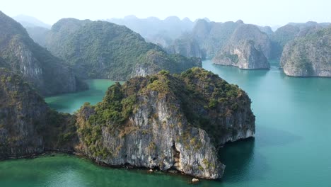 Un-Dron-Aéreo-Disparó-Sobre-La-Bahía-De-Ha-Long,-El-Mar-Azul-Y-Las-Islas-De-Piedra-Caliza-De-La-Bahía-De-Lan-Ha