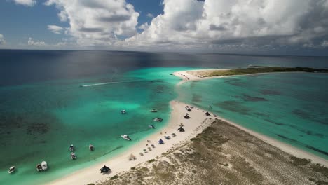 Los-Roques-Archipel-Mit-Kristallklarem-Wasser,-Sandstrand-Und-Booten,-Luftaufnahme