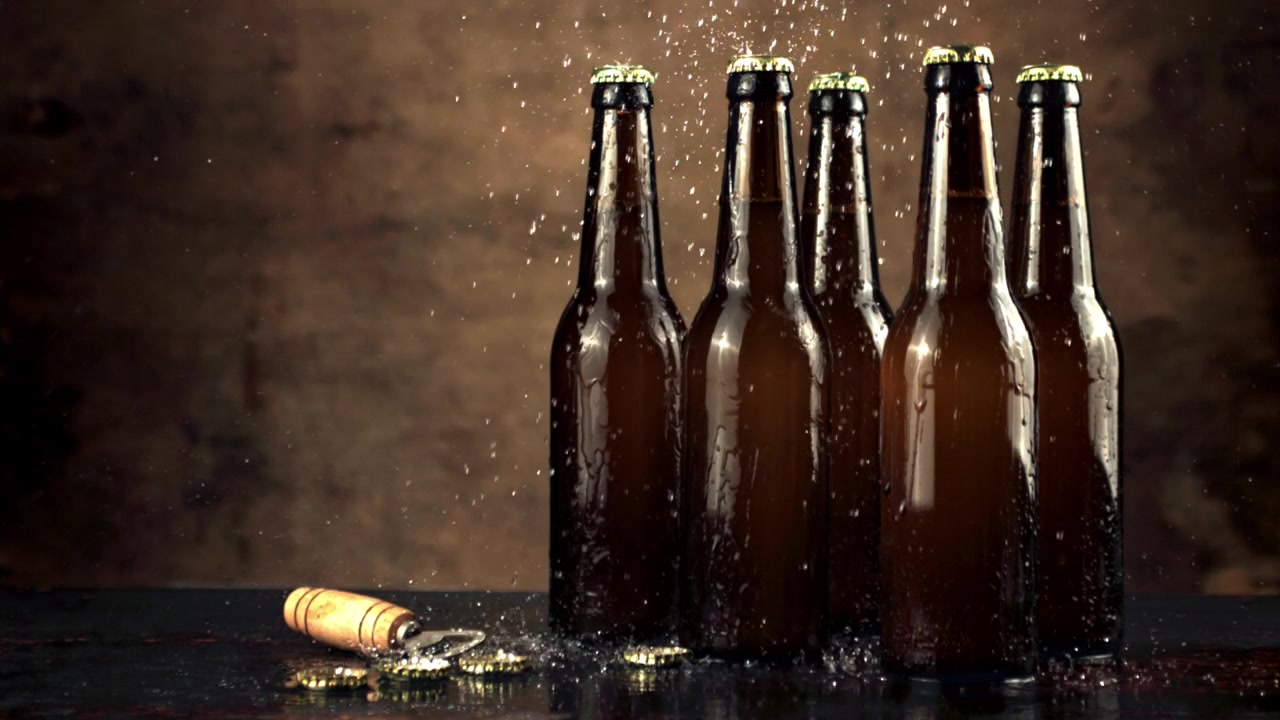 Erfrischende braune Bierflaschen mit spritzenden Wassertropfen.